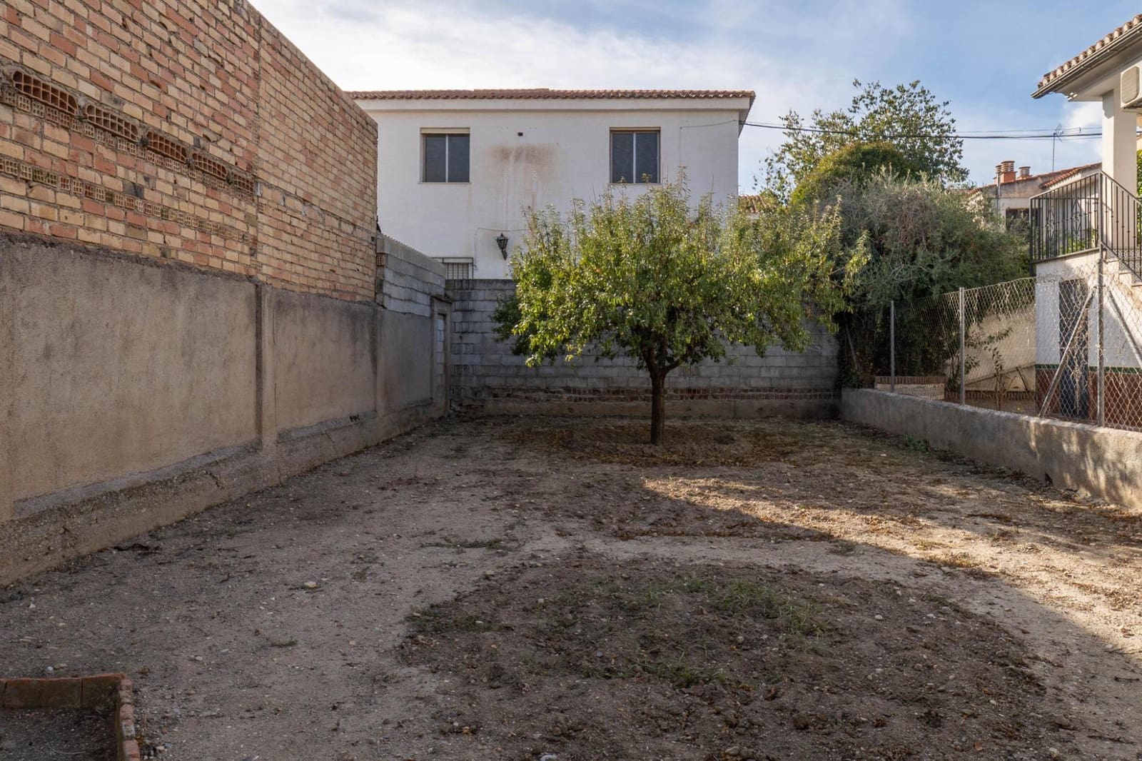 4 bedroom Finca/Country House for sale in Ogijares - € 79,500 (Ref: 9419720)