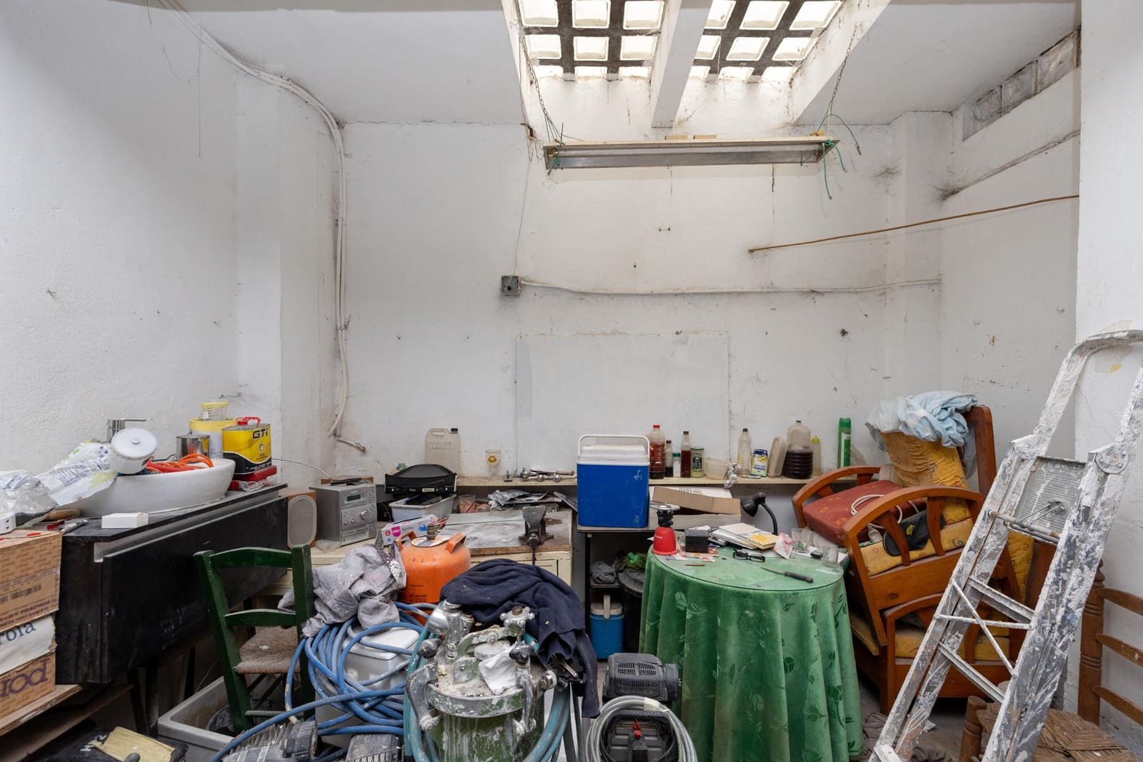 Erhverv til salg i Granada by med garage - € 60.000 (Ref: 9422389)