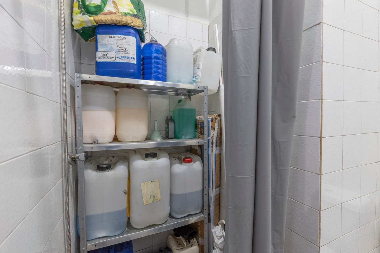 Commercieel te koop in Granada stad - € 130.000 (Ref: 9422396)