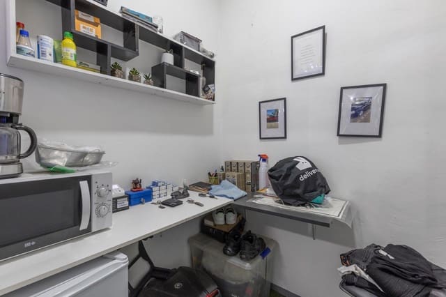 Commercieel te koop in Granada stad - € 130.000 (Ref: 9422396)