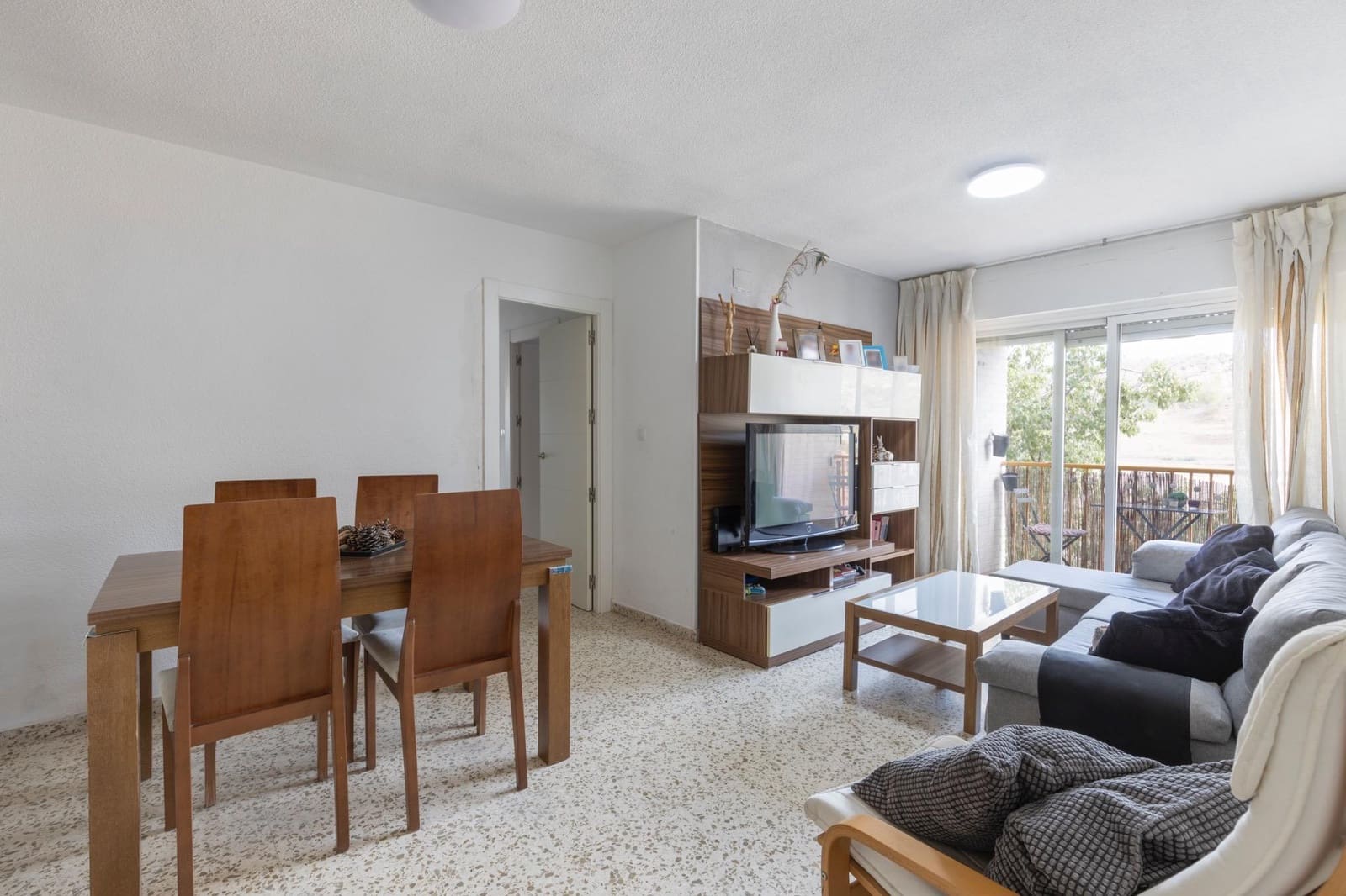 Piso de 3 habitaciones en Granada ciudad en venta con garaje - 135.000 € (Ref: 9422397)