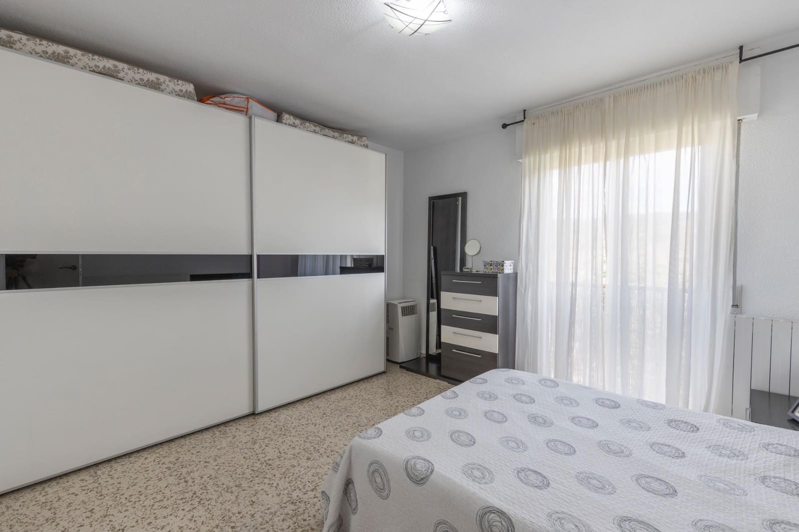 Piso de 3 habitaciones en Granada ciudad en venta con garaje - 135.000 € (Ref: 9422397)