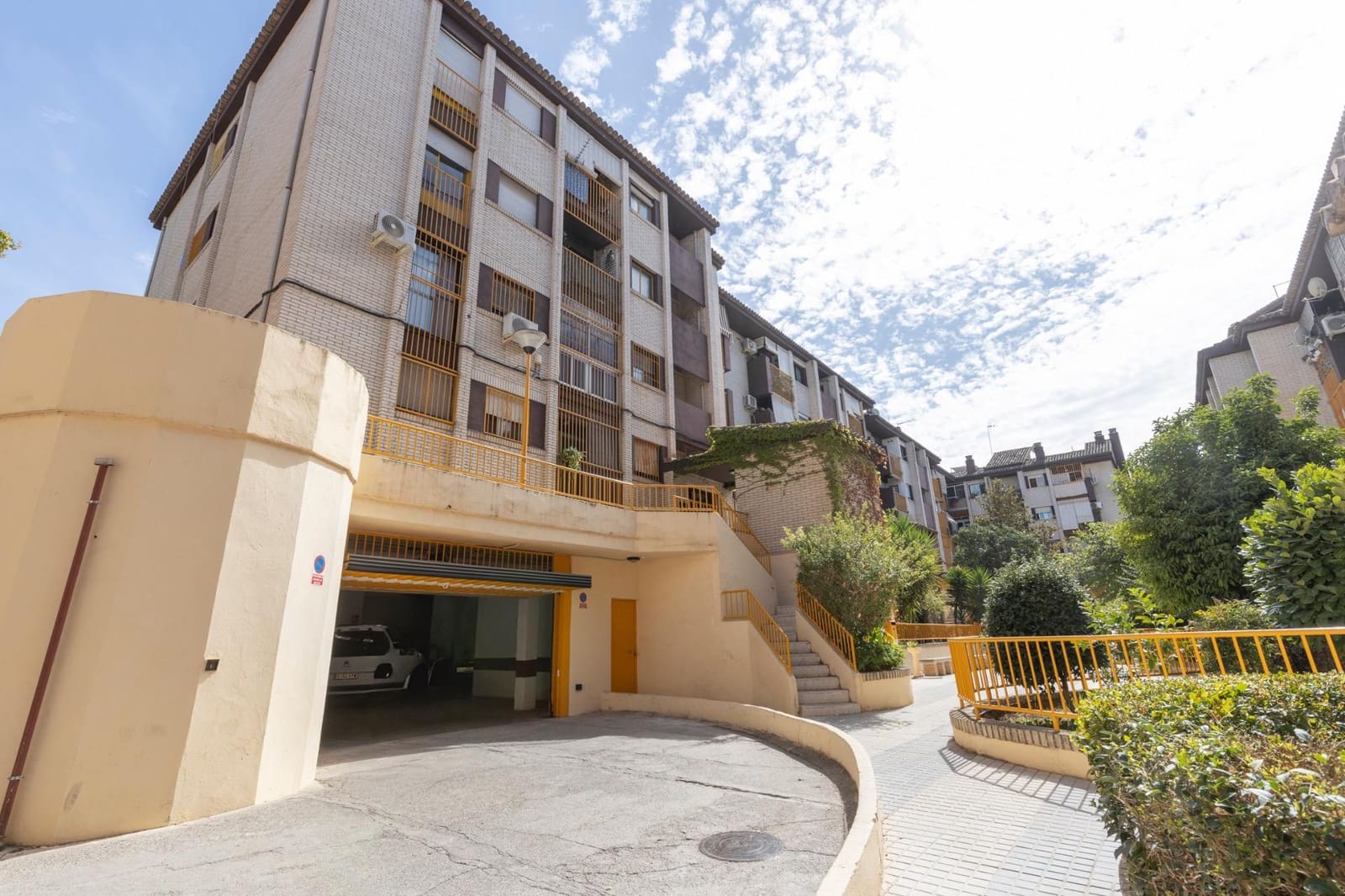 Piso de 3 habitaciones en Granada ciudad en venta con garaje - 135.000 € (Ref: 9422397)