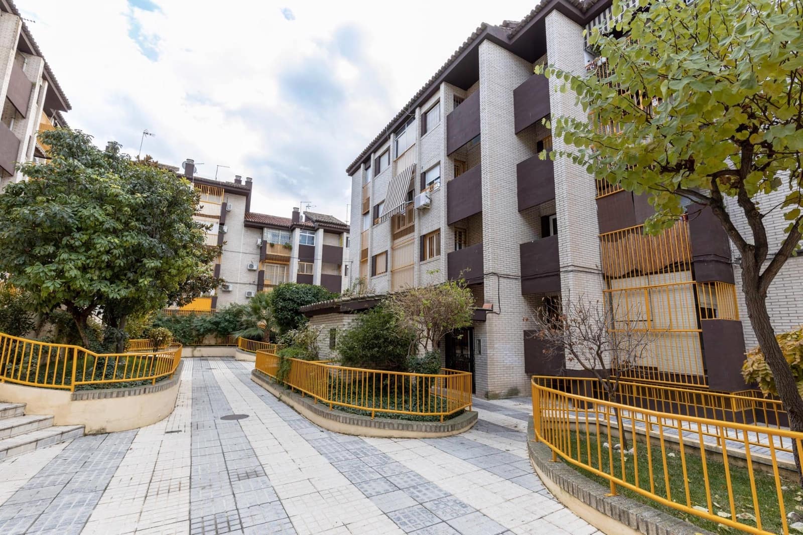 Piso de 3 habitaciones en Granada ciudad en venta con garaje - 135.000 € (Ref: 9422397)