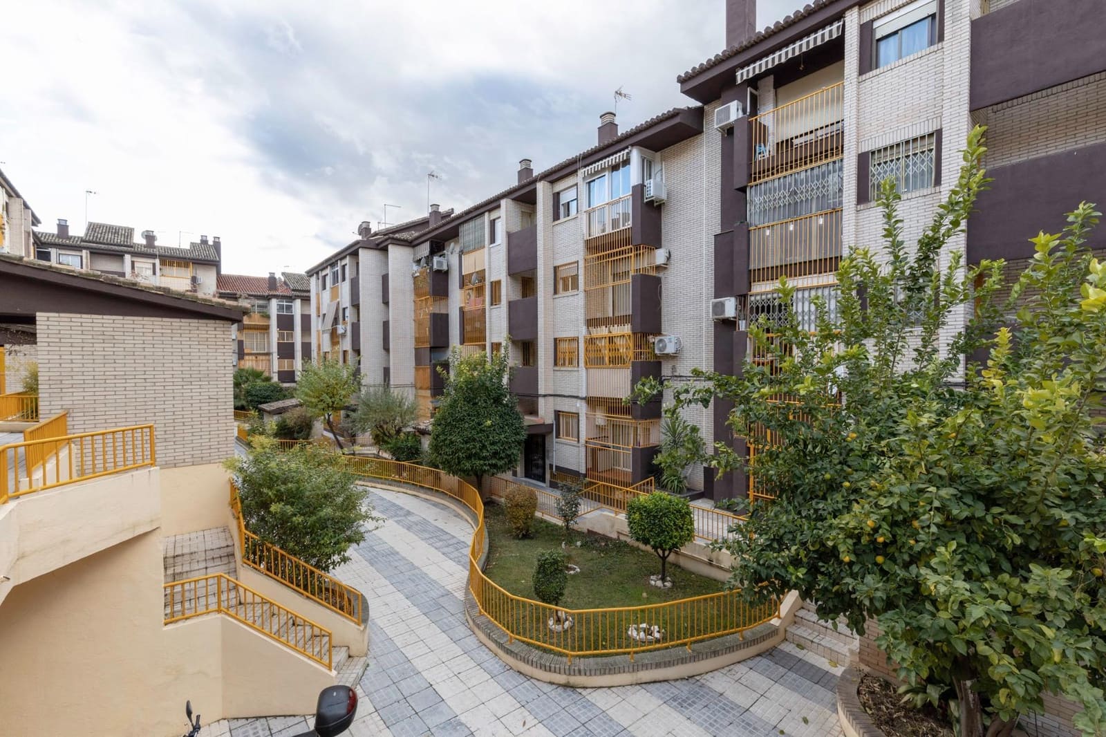 Piso de 3 habitaciones en Granada ciudad en venta con garaje - 135.000 € (Ref: 9422397)