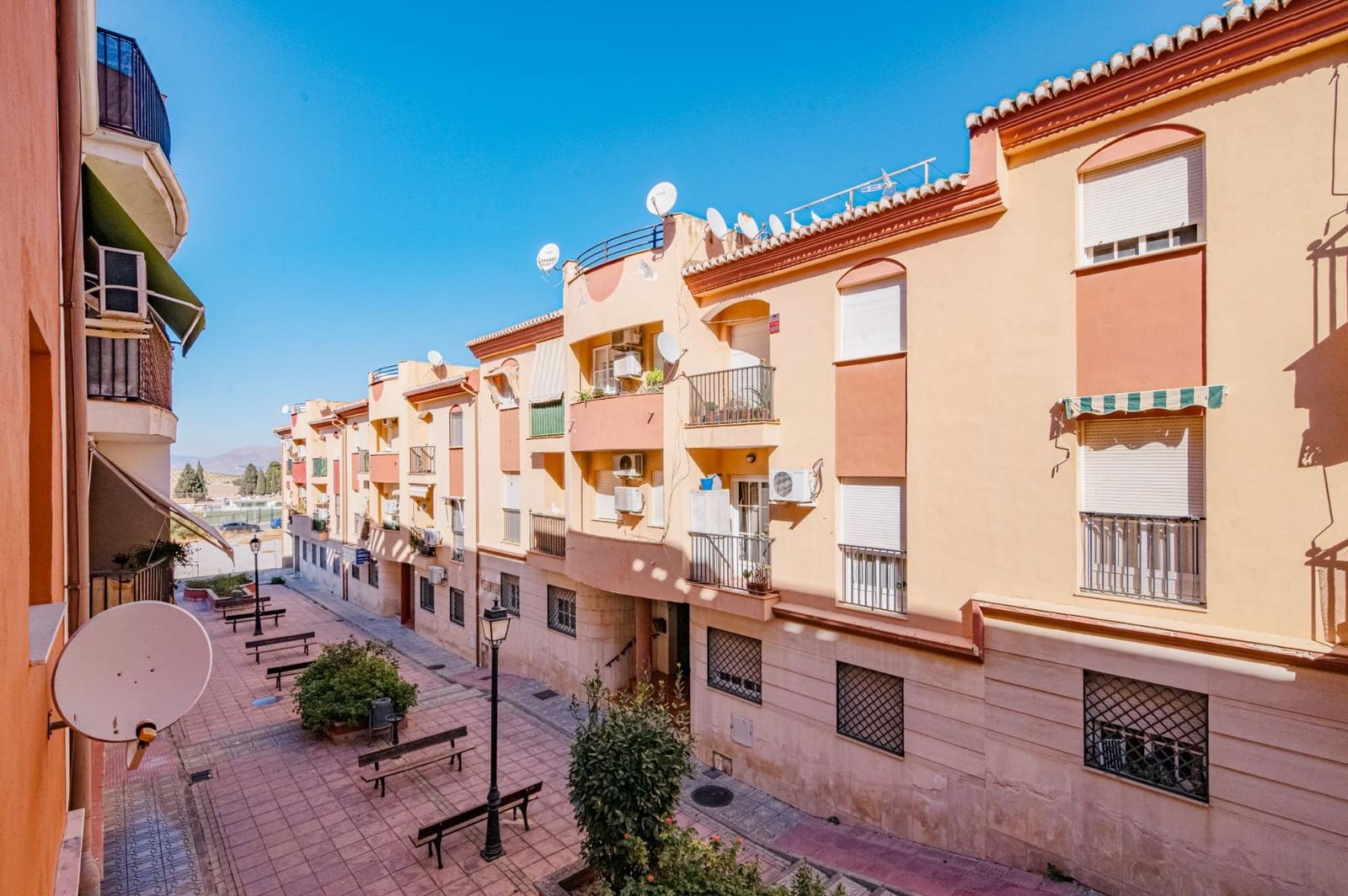 3 bedroom Flat for sale in Las Gabias with garage - € 157,000 (Ref: 9422400)