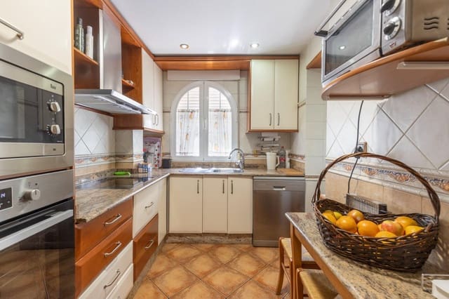 5 soveværelse Byhus til salg i Granada by med garage - € 360.000 (Ref: 9422405)