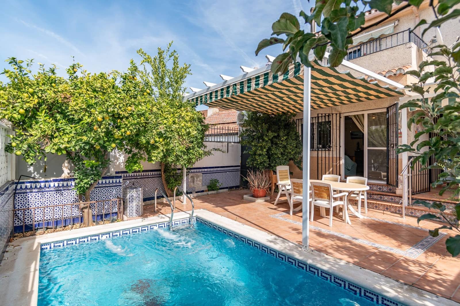 4 soverom Rekkehus til salgs i Las Gabias med svømmebasseng garasje - € 310 000 (Ref: 9427165)