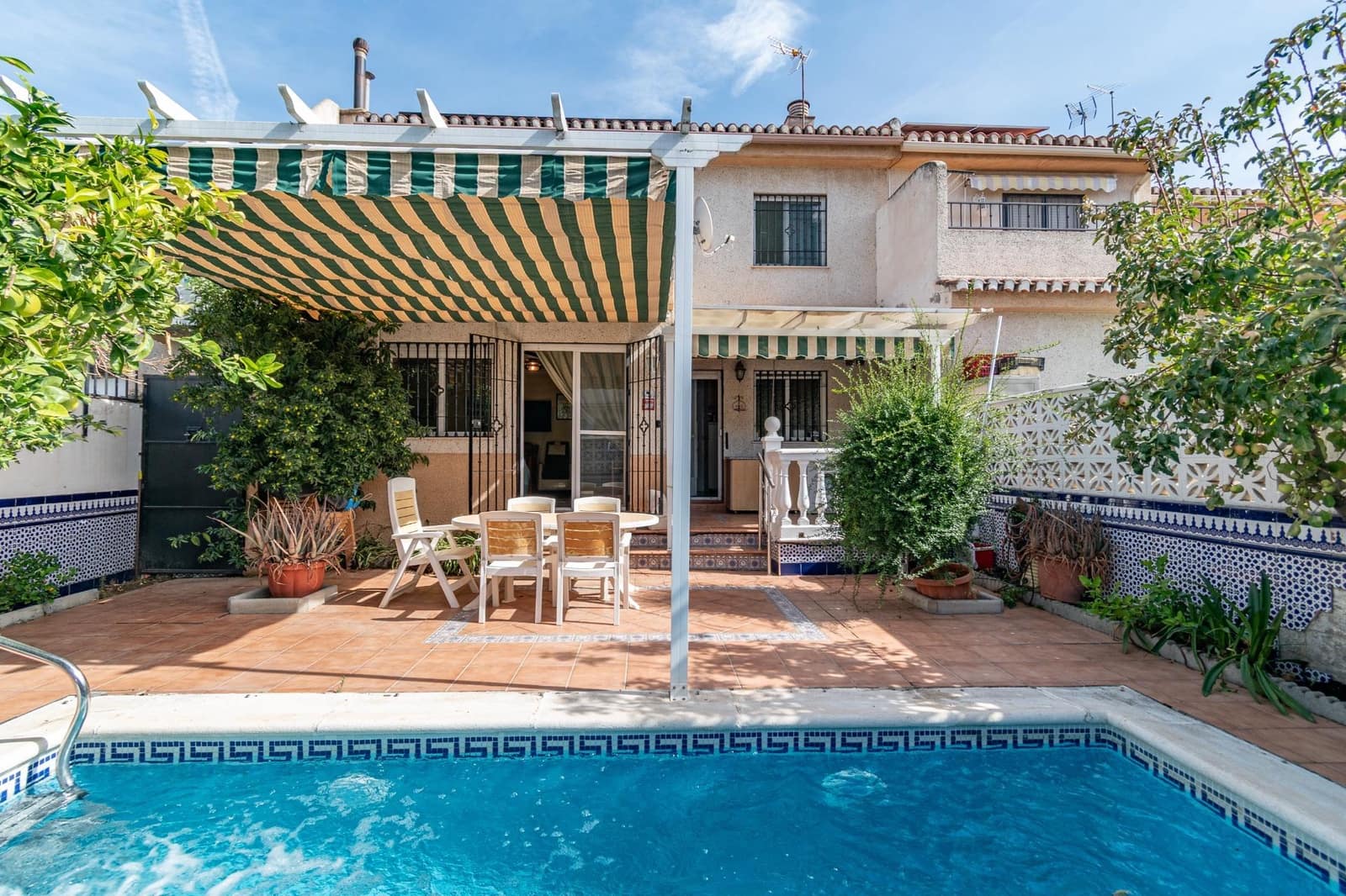 4 soverom Rekkehus til salgs i Las Gabias med svømmebasseng garasje - € 310 000 (Ref: 9427165)