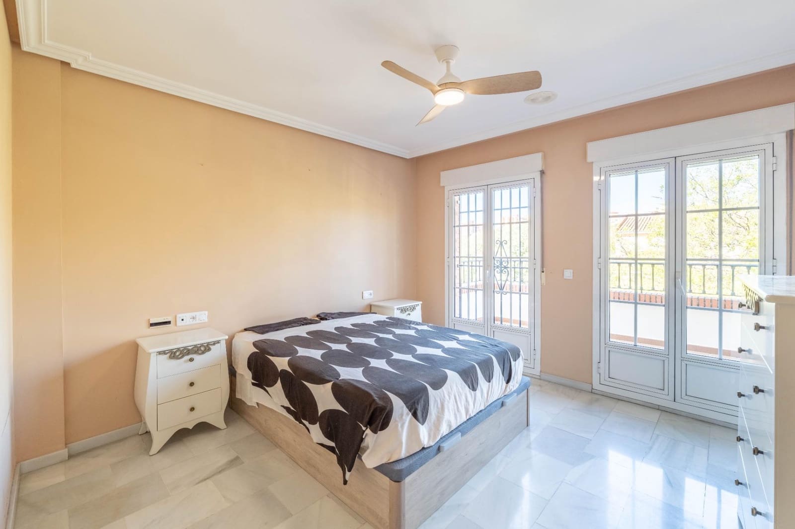 Apartamento de 4 habitaciones en Granada ciudad en venta con garaje - 489.000 € (Ref: 9427173)