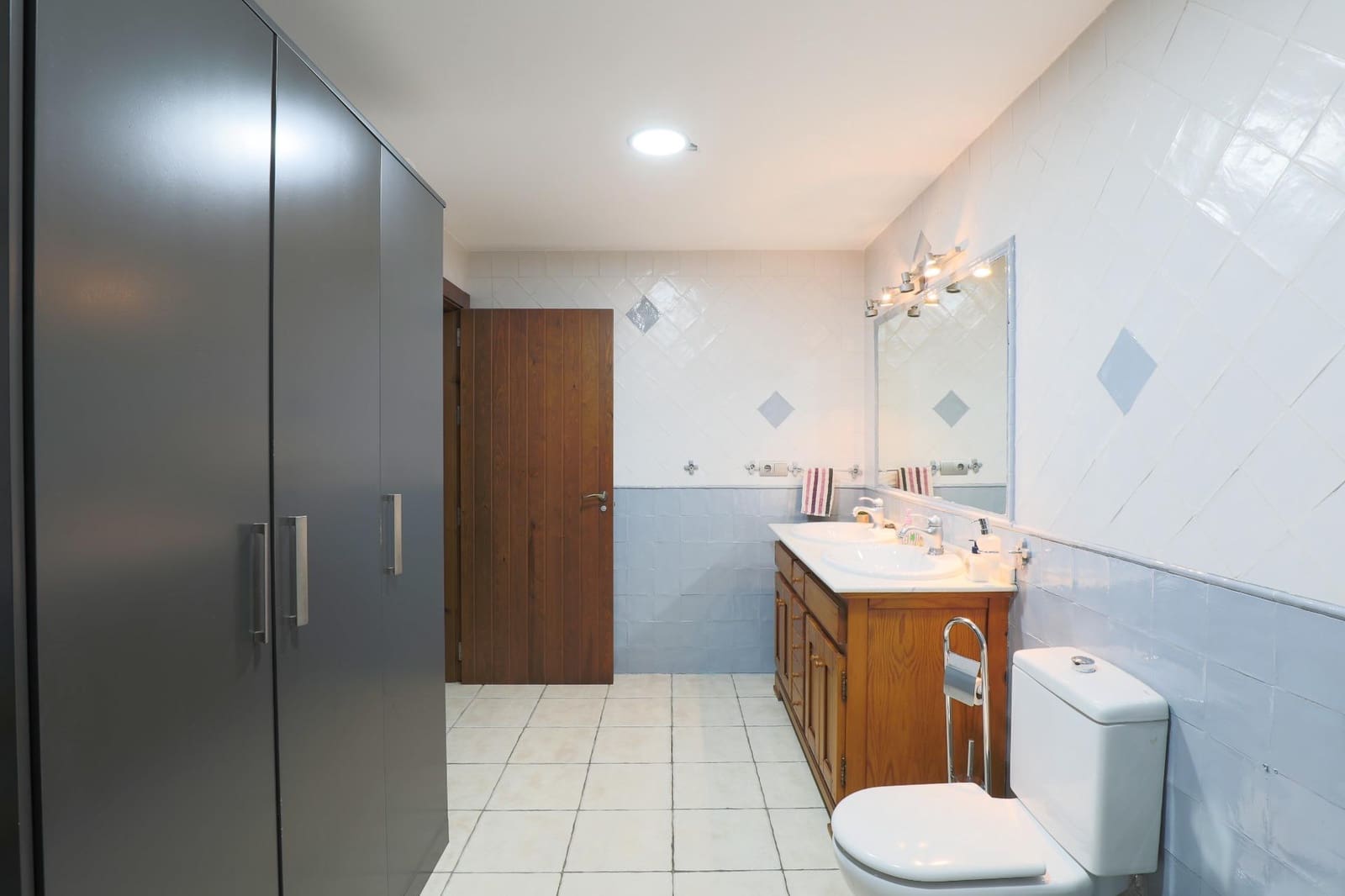 5 bedroom Villa for sale in Padul with garage - € 398,000 (Ref: 9427174)