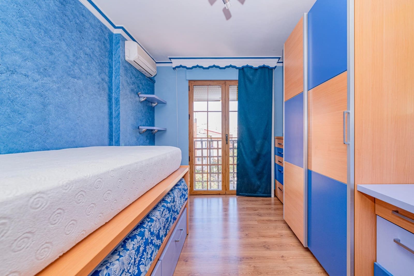 Adosado de 6 habitaciones en Granada ciudad en venta - 385.000 € (Ref: 9427175)