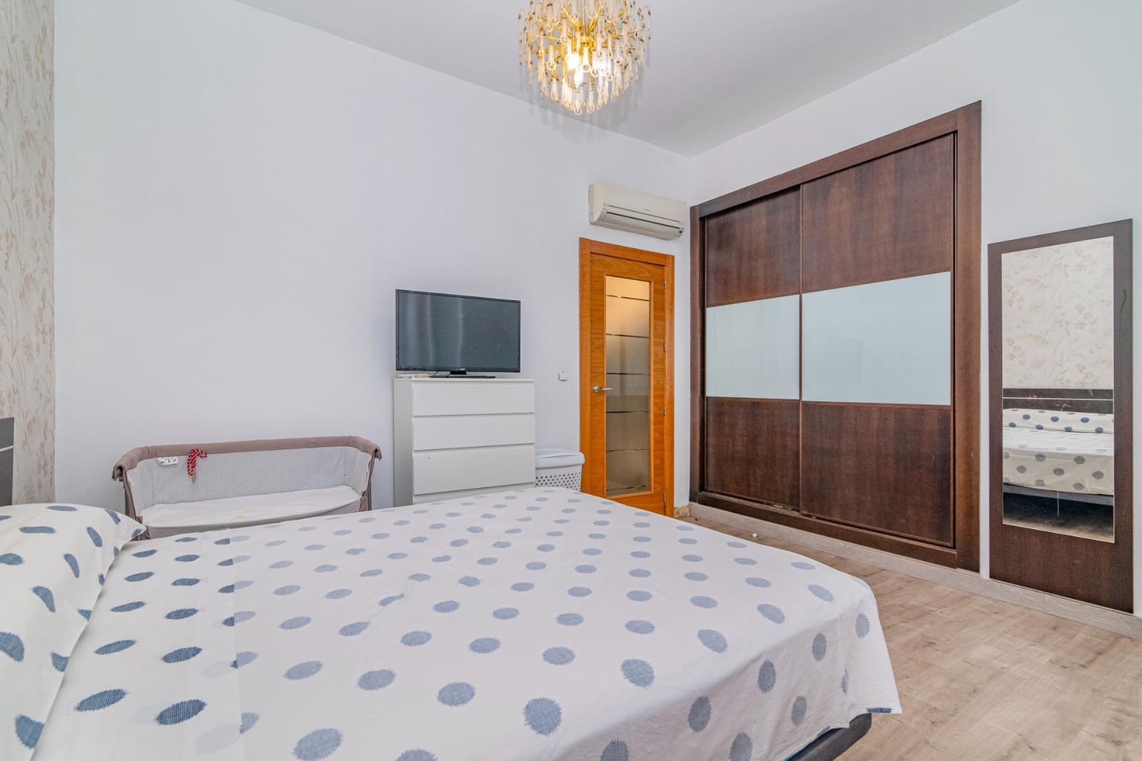 Adosado de 6 habitaciones en Granada ciudad en venta - 385.000 € (Ref: 9427175)