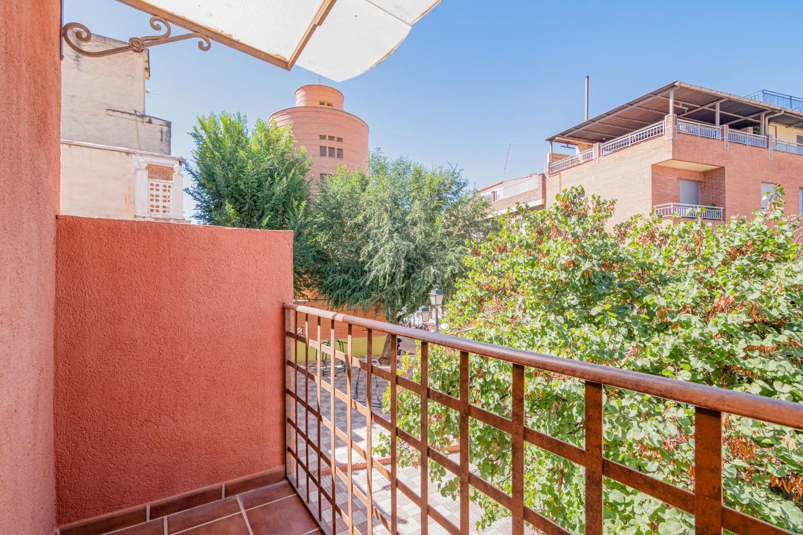 Adosado de 6 habitaciones en Granada ciudad en venta - 385.000 € (Ref: 9427175)