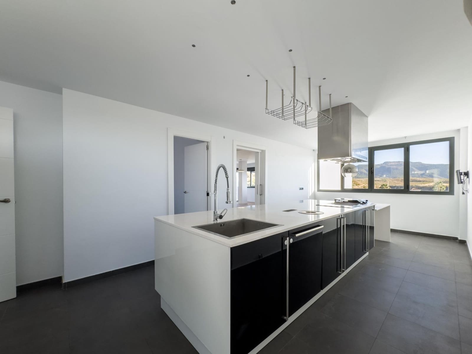 5 bedroom Villa for sale in La Zubia with pool garage - € 799,000 (Ref: 9427177)