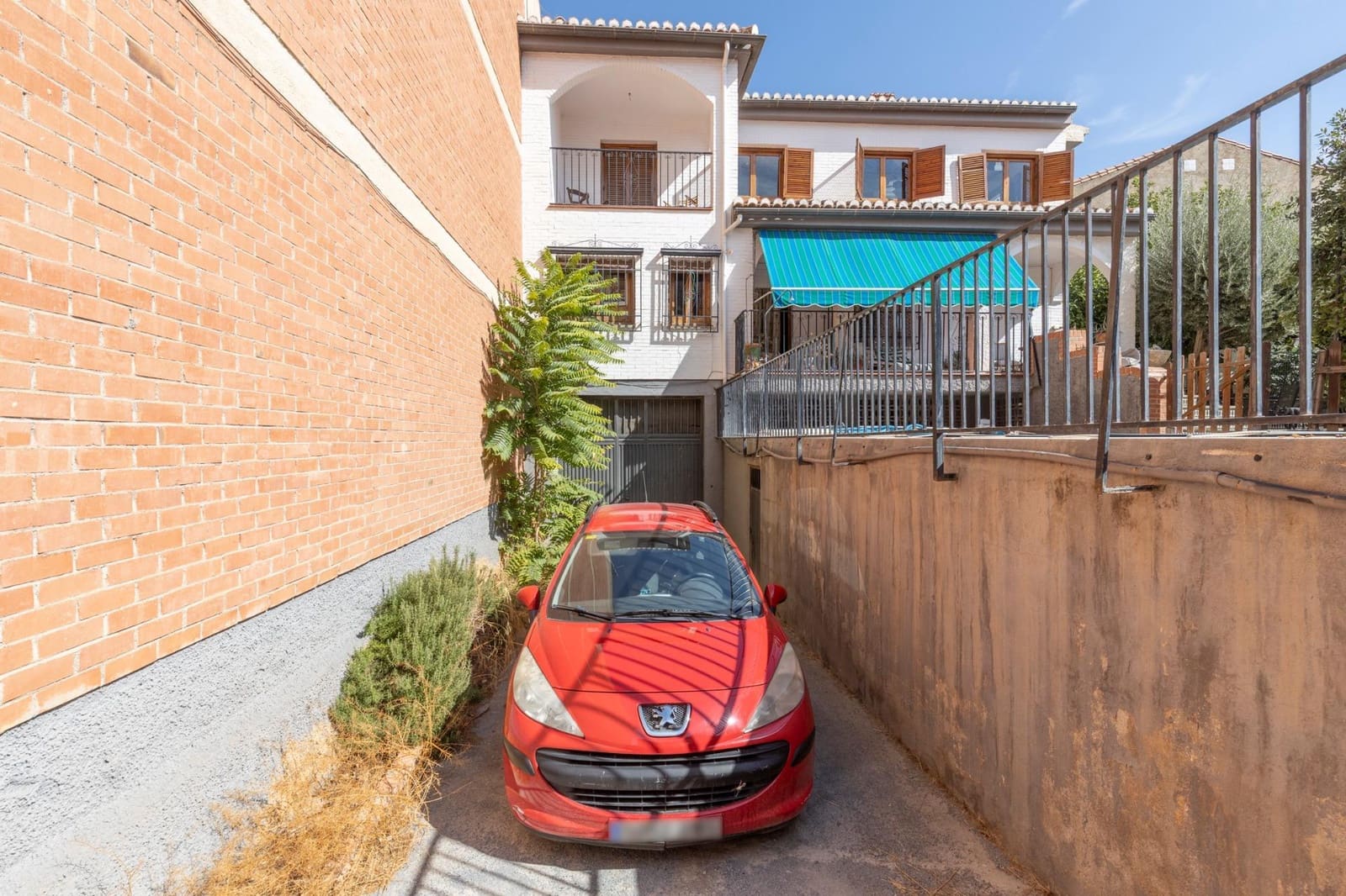5 bedroom Villa for sale in La Zubia with garage - € 490,000 (Ref: 9427178)