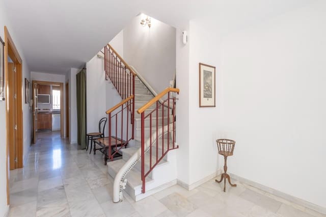 5 soveværelse Semi-Rækkehus til salg i Huétor Vega med garage - € 340.000 (Ref: 9427186)