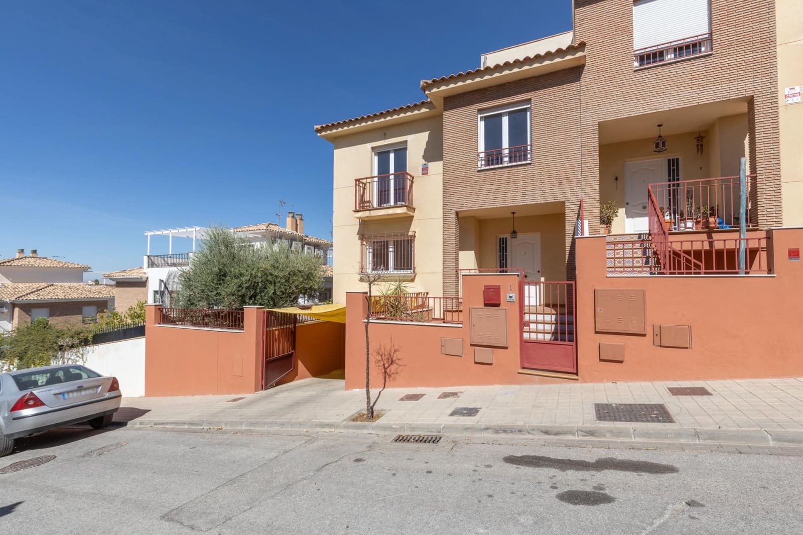 5 bedroom Semi-detached Villa for sale in Huetor Vega with garage - € 340,000 (Ref: 9427186)