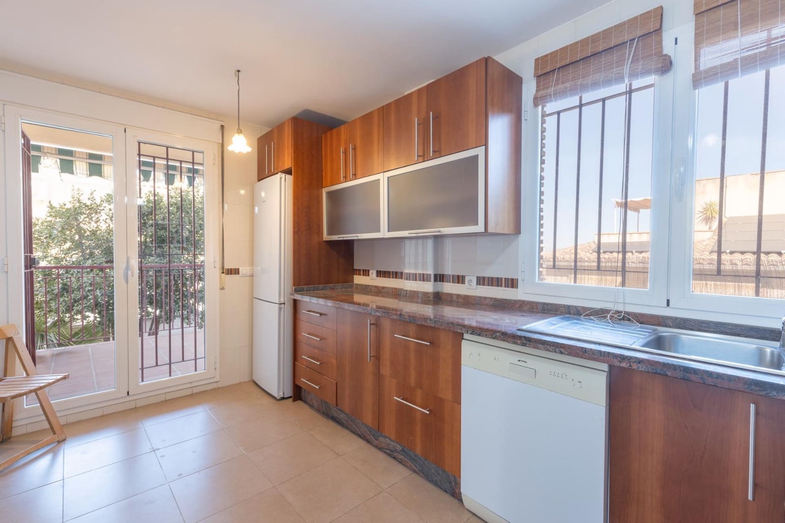 5 bedroom Semi-detached Villa for sale in Huetor Vega with garage - € 340,000 (Ref: 9427186)