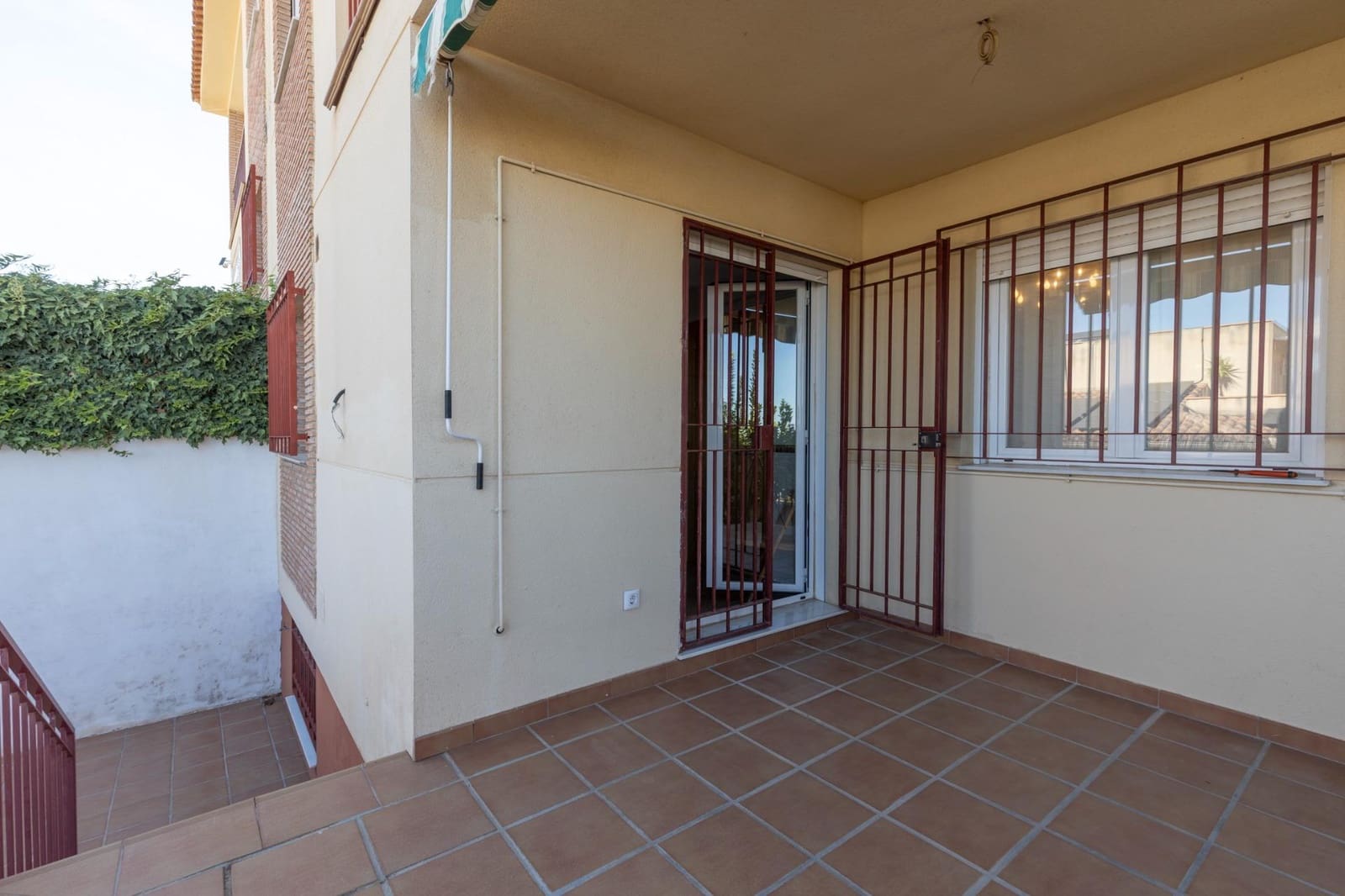 5 bedroom Semi-detached Villa for sale in Huetor Vega with garage - € 340,000 (Ref: 9427186)