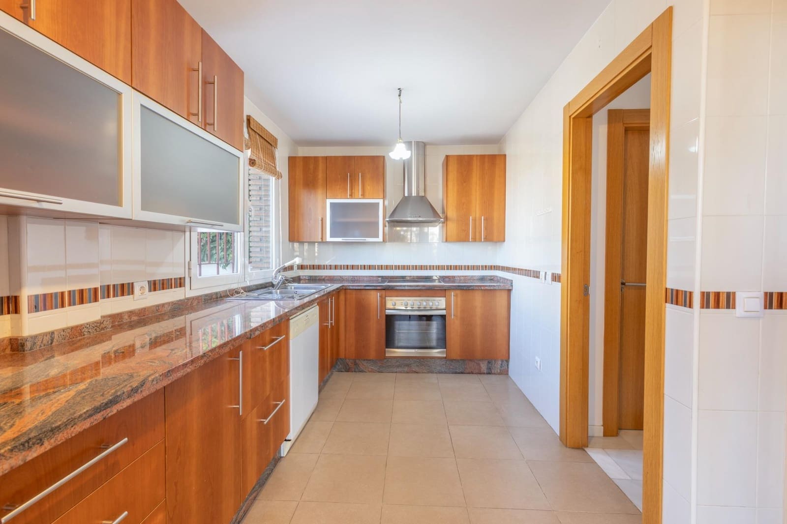 5 bedroom Semi-detached Villa for sale in Huetor Vega with garage - € 340,000 (Ref: 9427186)