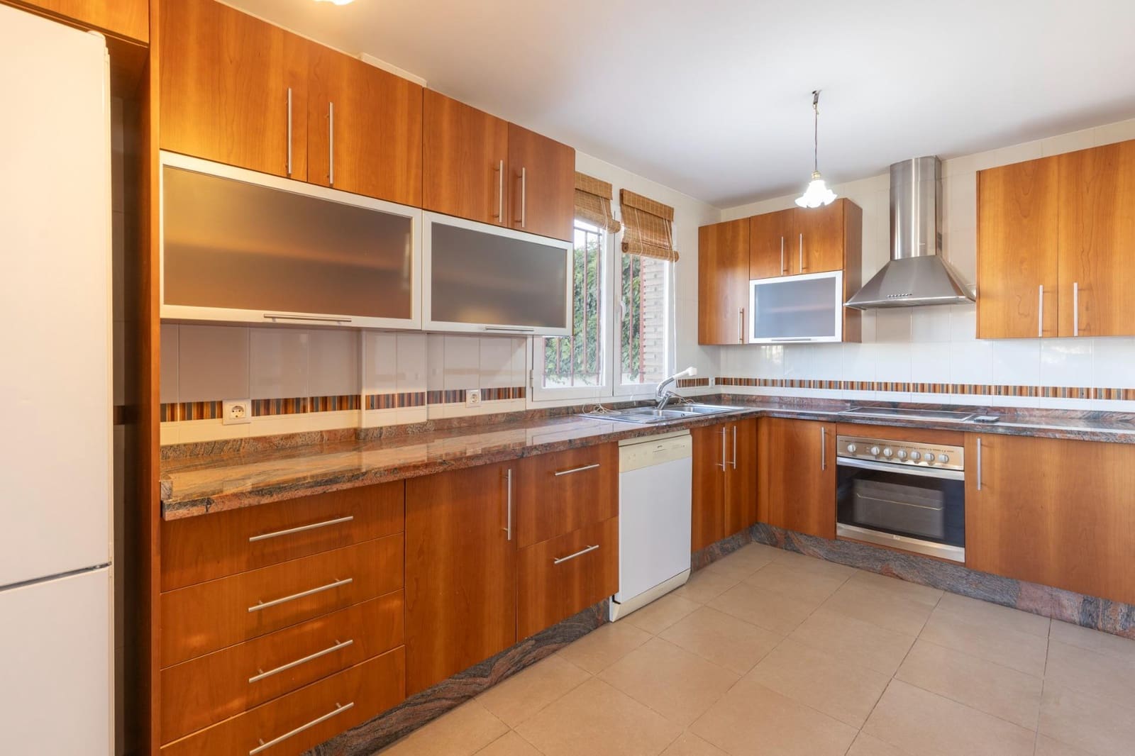 5 bedroom Semi-detached Villa for sale in Huetor Vega with garage - € 340,000 (Ref: 9427186)