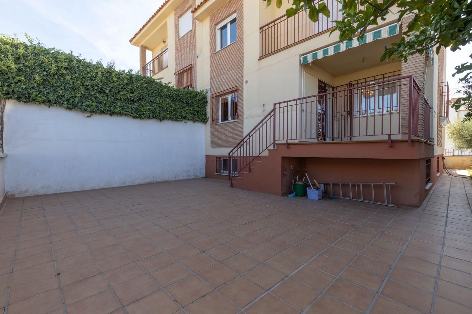 5 bedroom Semi-detached Villa for sale in Huetor Vega with garage - € 340,000 (Ref: 9427186)