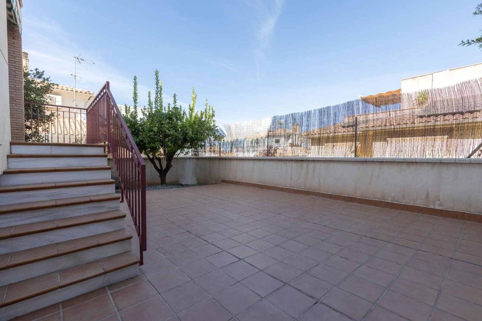 5 bedroom Semi-detached Villa for sale in Huetor Vega with garage - € 340,000 (Ref: 9427186)