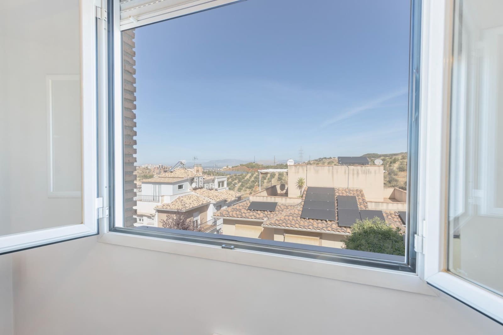 5 bedroom Semi-detached Villa for sale in Huetor Vega with garage - € 340,000 (Ref: 9427186)