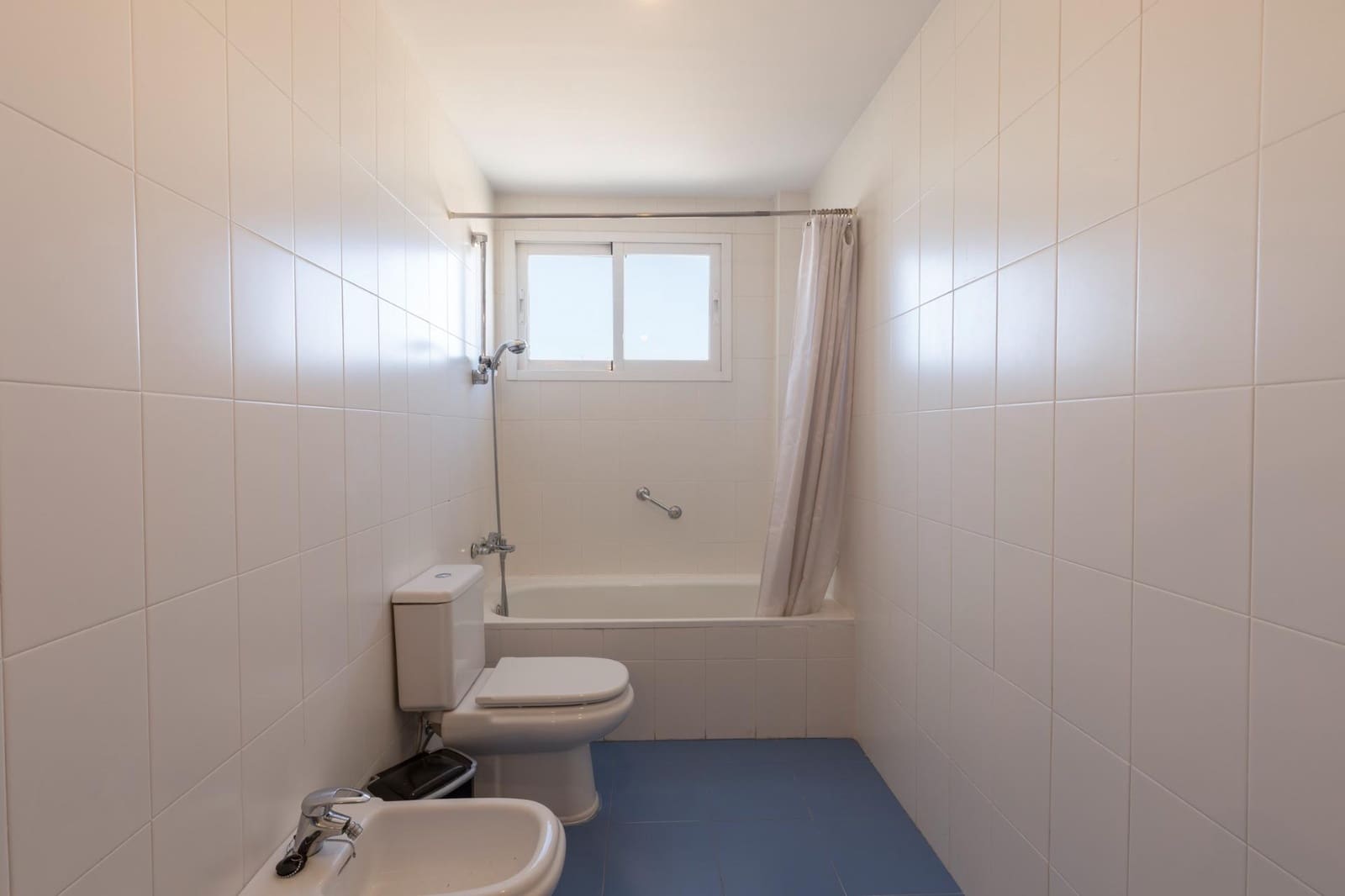 5 bedroom Semi-detached Villa for sale in Huetor Vega with garage - € 340,000 (Ref: 9427186)