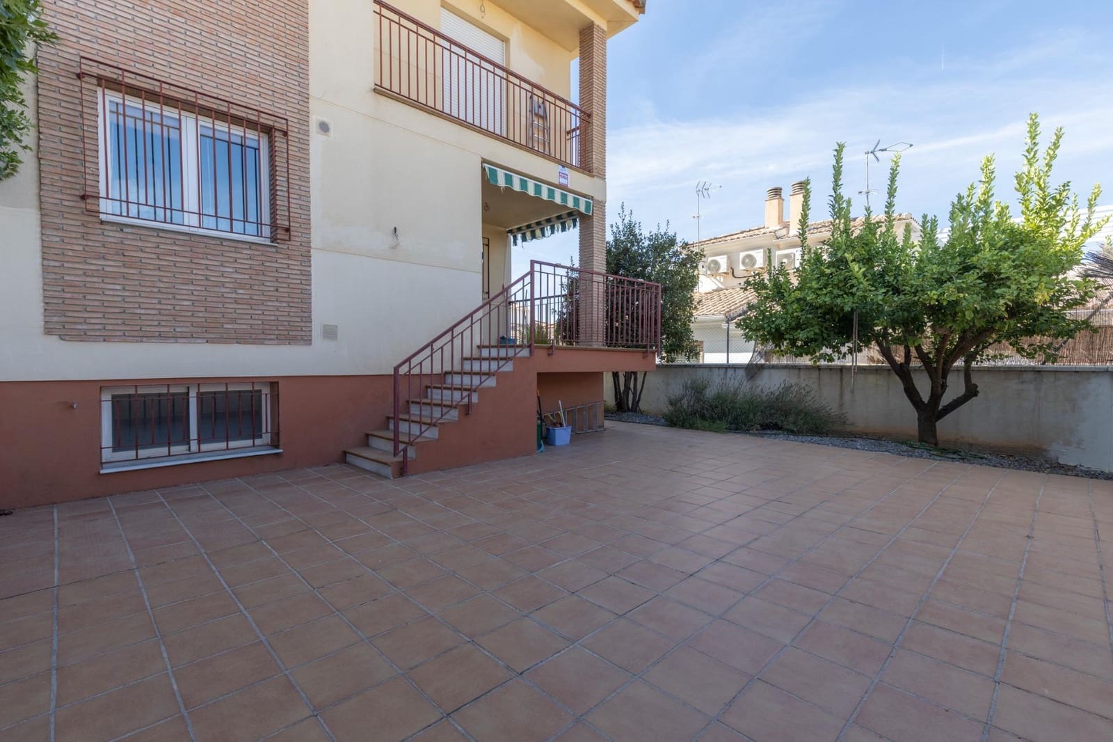 5 bedroom Semi-detached Villa for sale in Huetor Vega with garage - € 340,000 (Ref: 9427186)