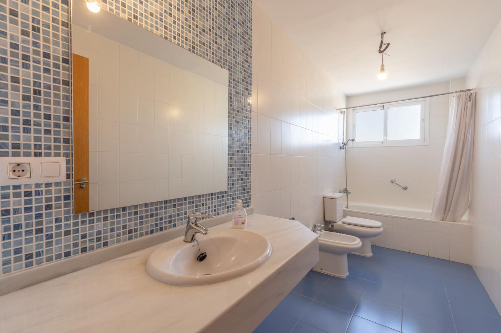 5 bedroom Semi-detached Villa for sale in Huetor Vega with garage - € 340,000 (Ref: 9427186)