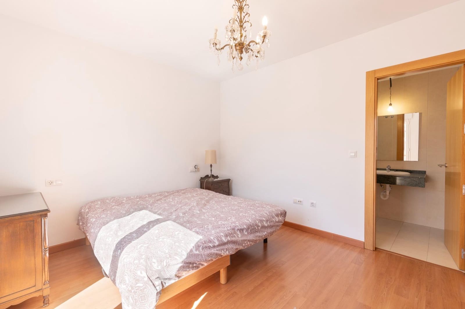 5 bedroom Semi-detached Villa for sale in Huetor Vega with garage - € 340,000 (Ref: 9427186)