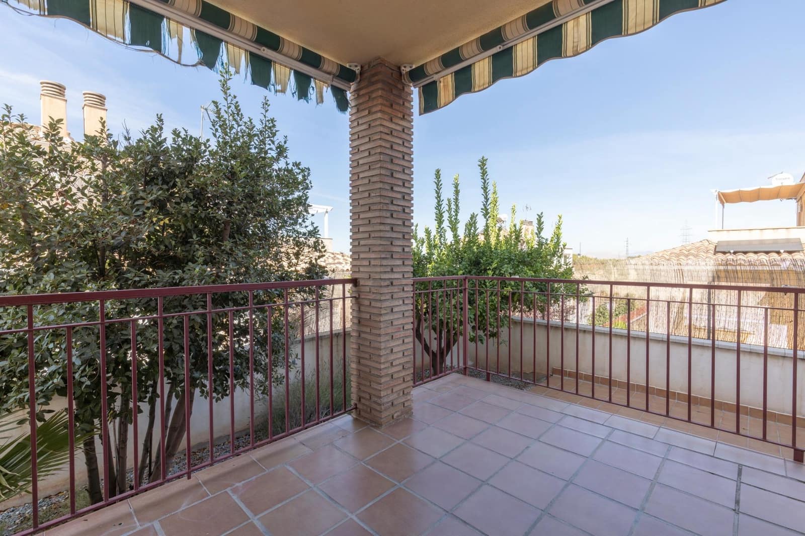 5 bedroom Semi-detached Villa for sale in Huetor Vega with garage - € 340,000 (Ref: 9427186)