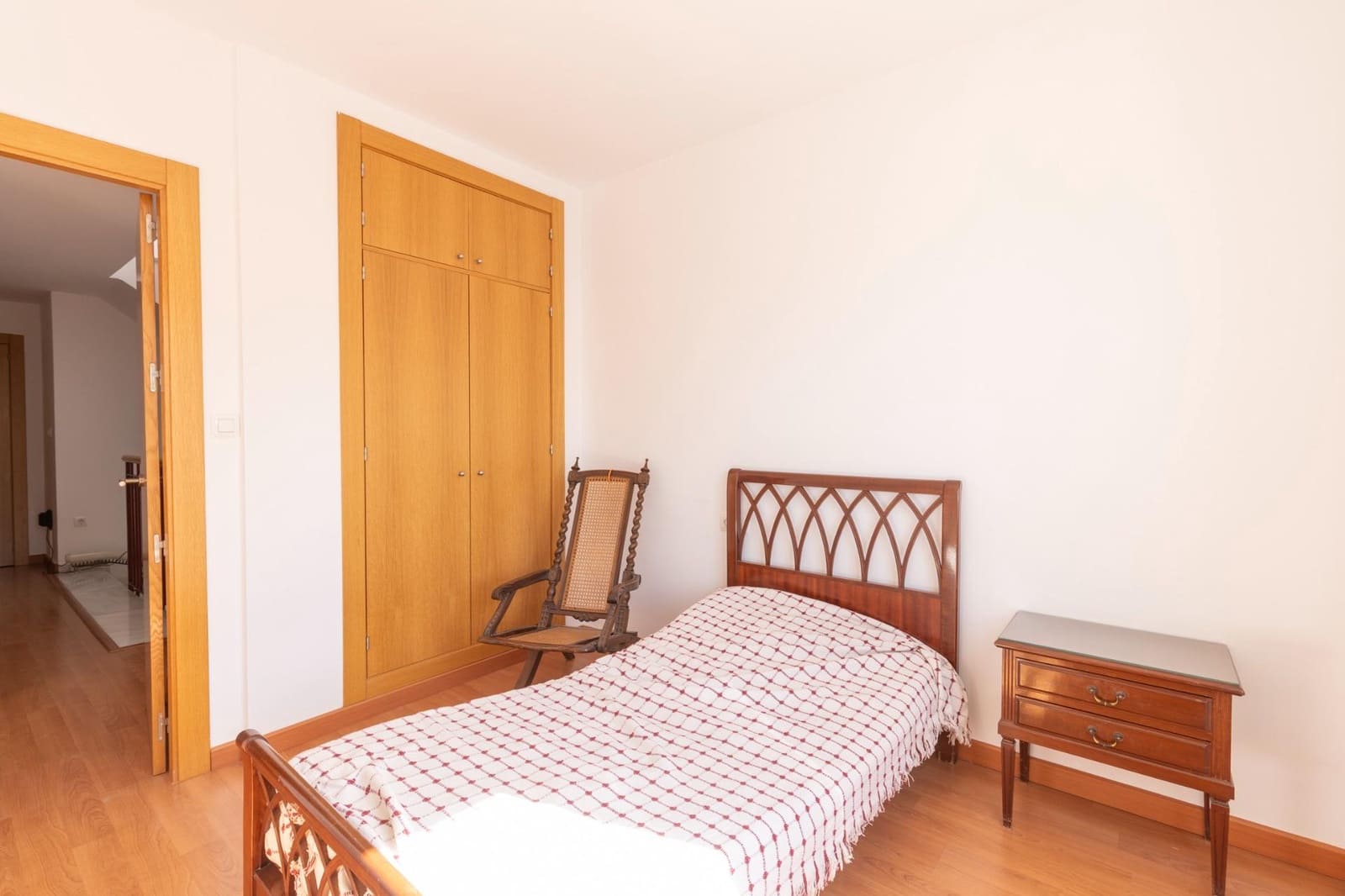 5 bedroom Semi-detached Villa for sale in Huetor Vega with garage - € 340,000 (Ref: 9427186)