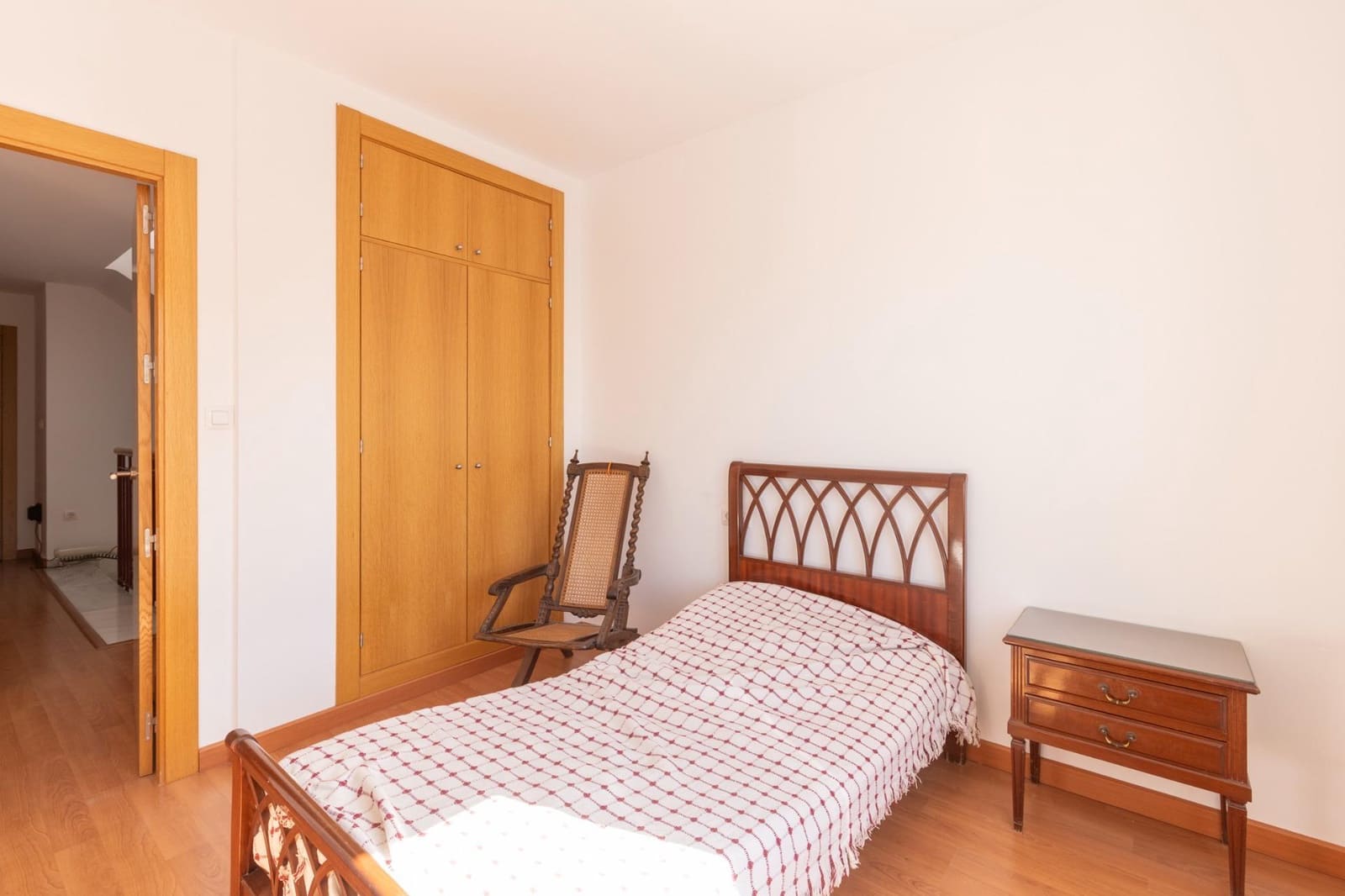 5 bedroom Semi-detached Villa for sale in Huetor Vega with garage - € 340,000 (Ref: 9427186)