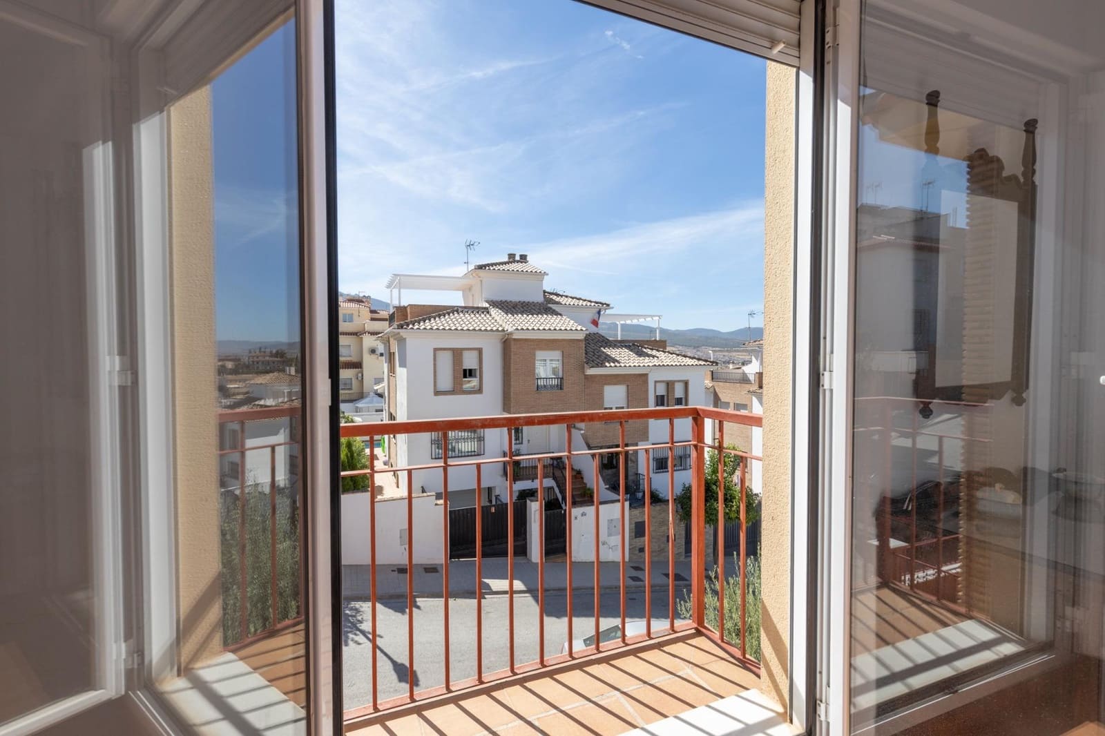 5 bedroom Semi-detached Villa for sale in Huetor Vega with garage - € 340,000 (Ref: 9427186)