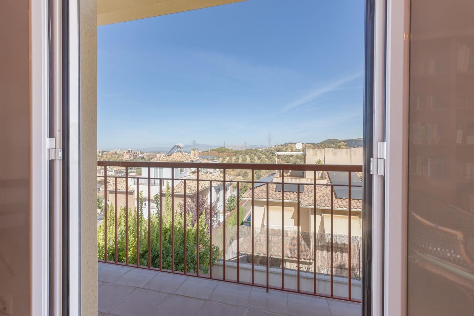 5 bedroom Semi-detached Villa for sale in Huetor Vega with garage - € 340,000 (Ref: 9427186)