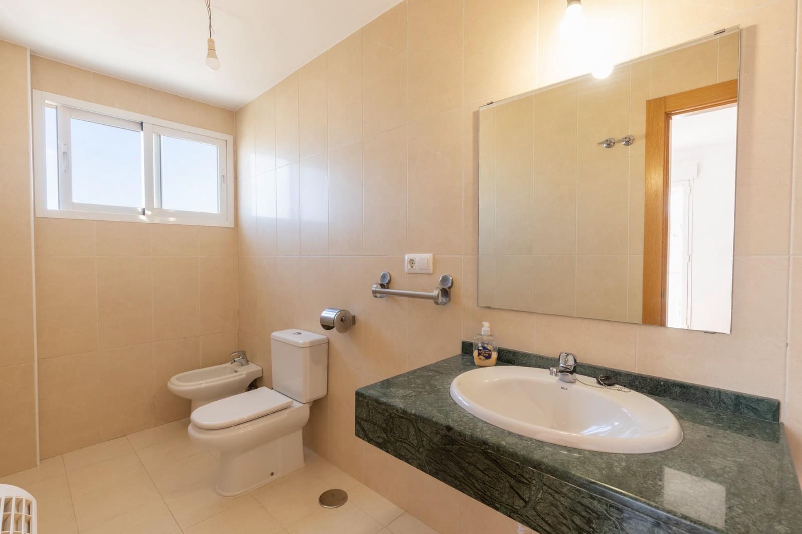 5 bedroom Semi-detached Villa for sale in Huetor Vega with garage - € 340,000 (Ref: 9427186)