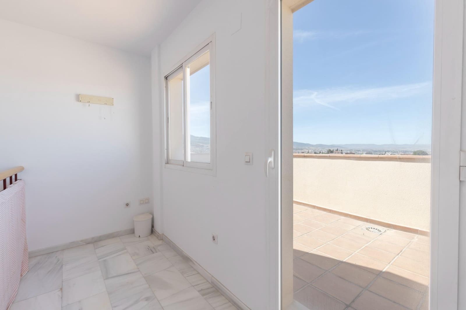 5 bedroom Semi-detached Villa for sale in Huetor Vega with garage - € 340,000 (Ref: 9427186)