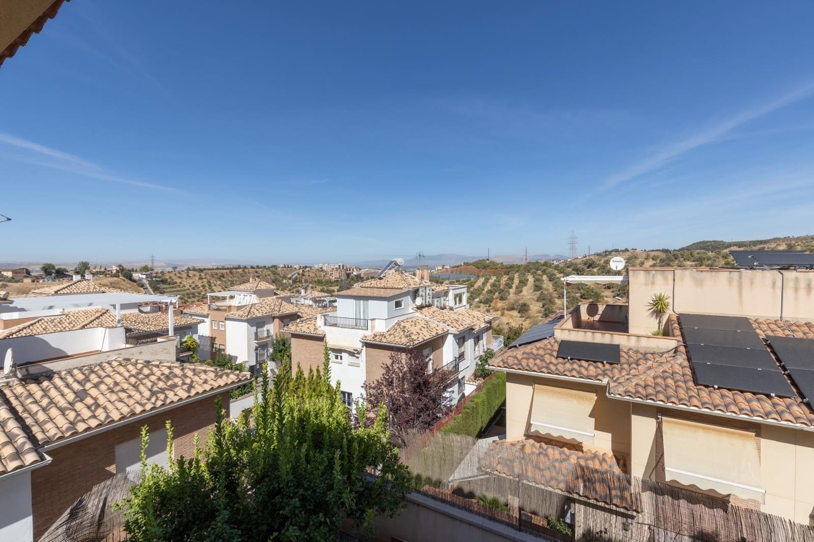 5 bedroom Semi-detached Villa for sale in Huetor Vega with garage - € 340,000 (Ref: 9427186)