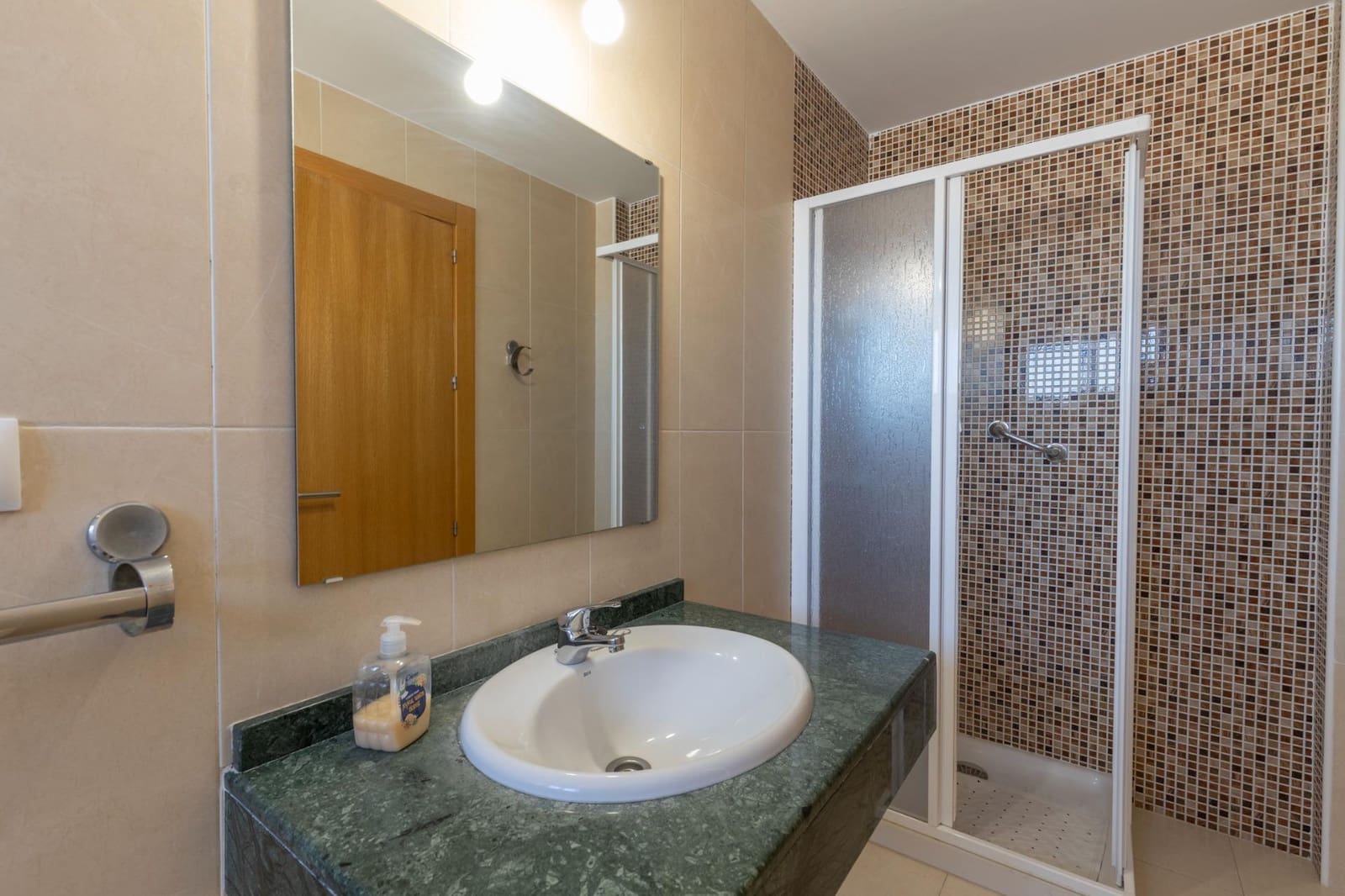 5 bedroom Semi-detached Villa for sale in Huetor Vega with garage - € 340,000 (Ref: 9427186)