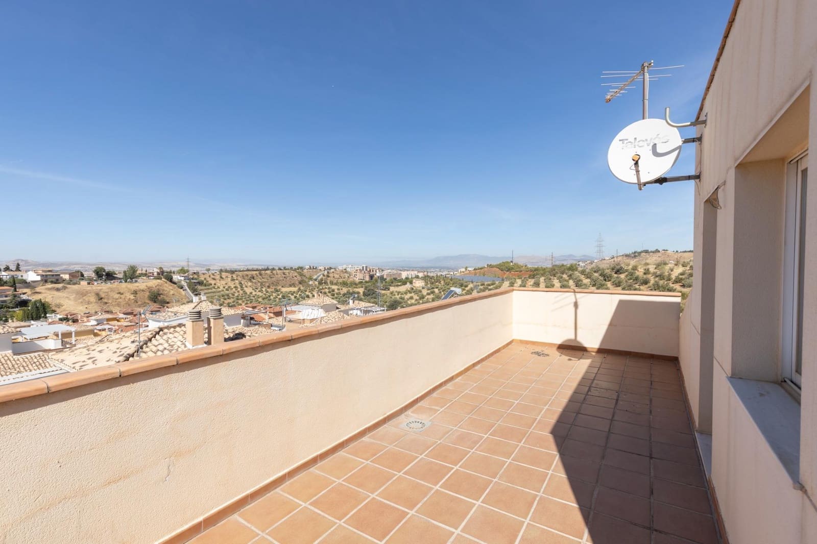 5 bedroom Semi-detached Villa for sale in Huetor Vega with garage - € 340,000 (Ref: 9427186)