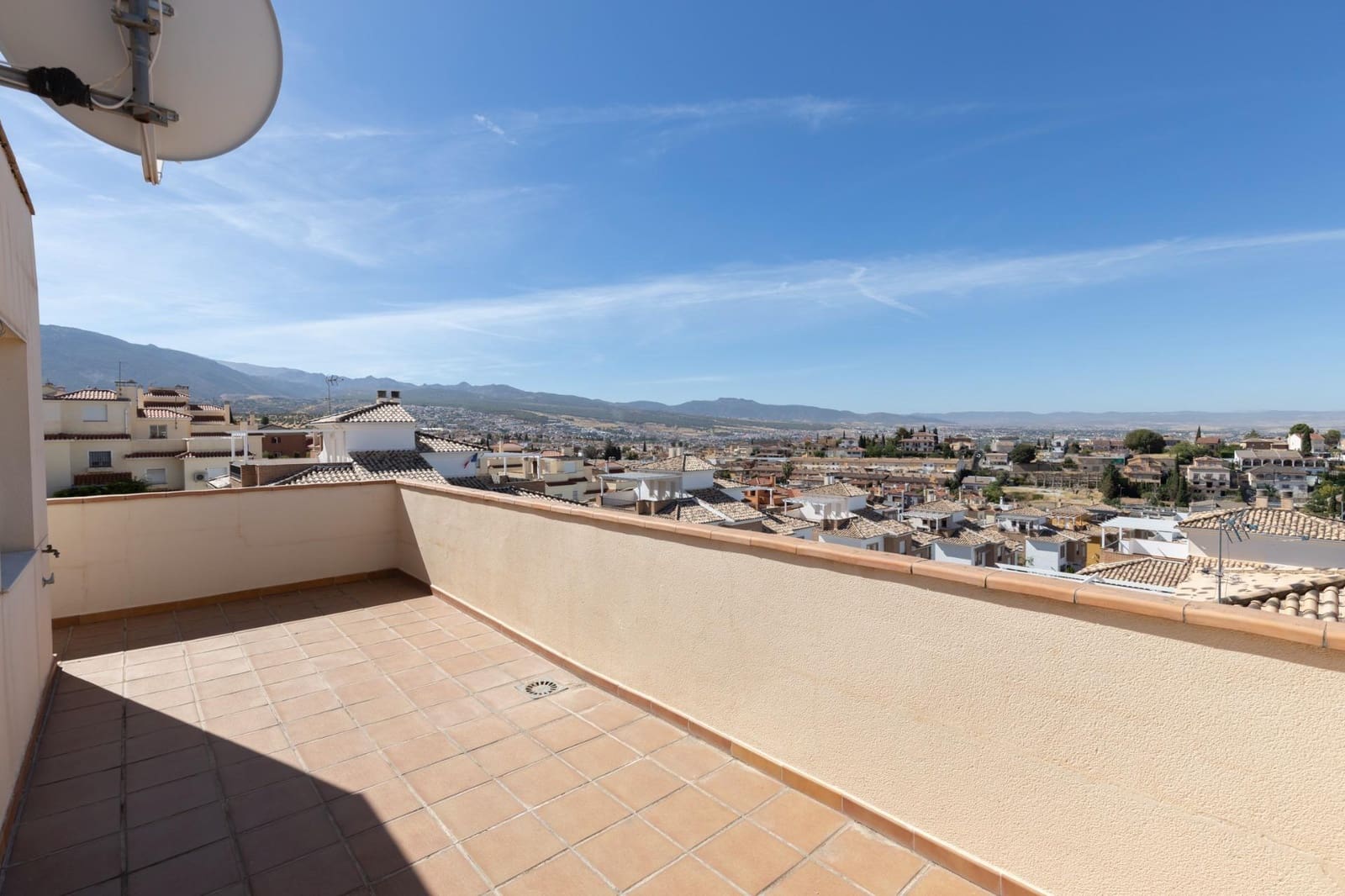 5 bedroom Semi-detached Villa for sale in Huetor Vega with garage - € 340,000 (Ref: 9427186)