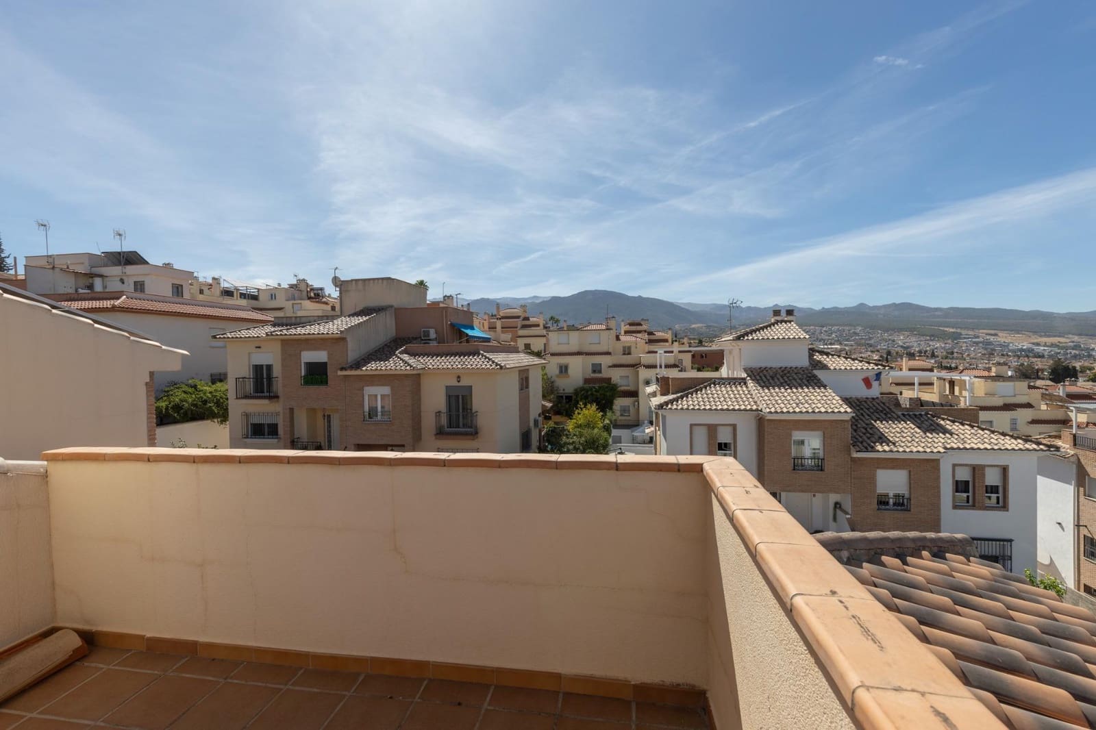 5 bedroom Semi-detached Villa for sale in Huetor Vega with garage - € 340,000 (Ref: 9427186)