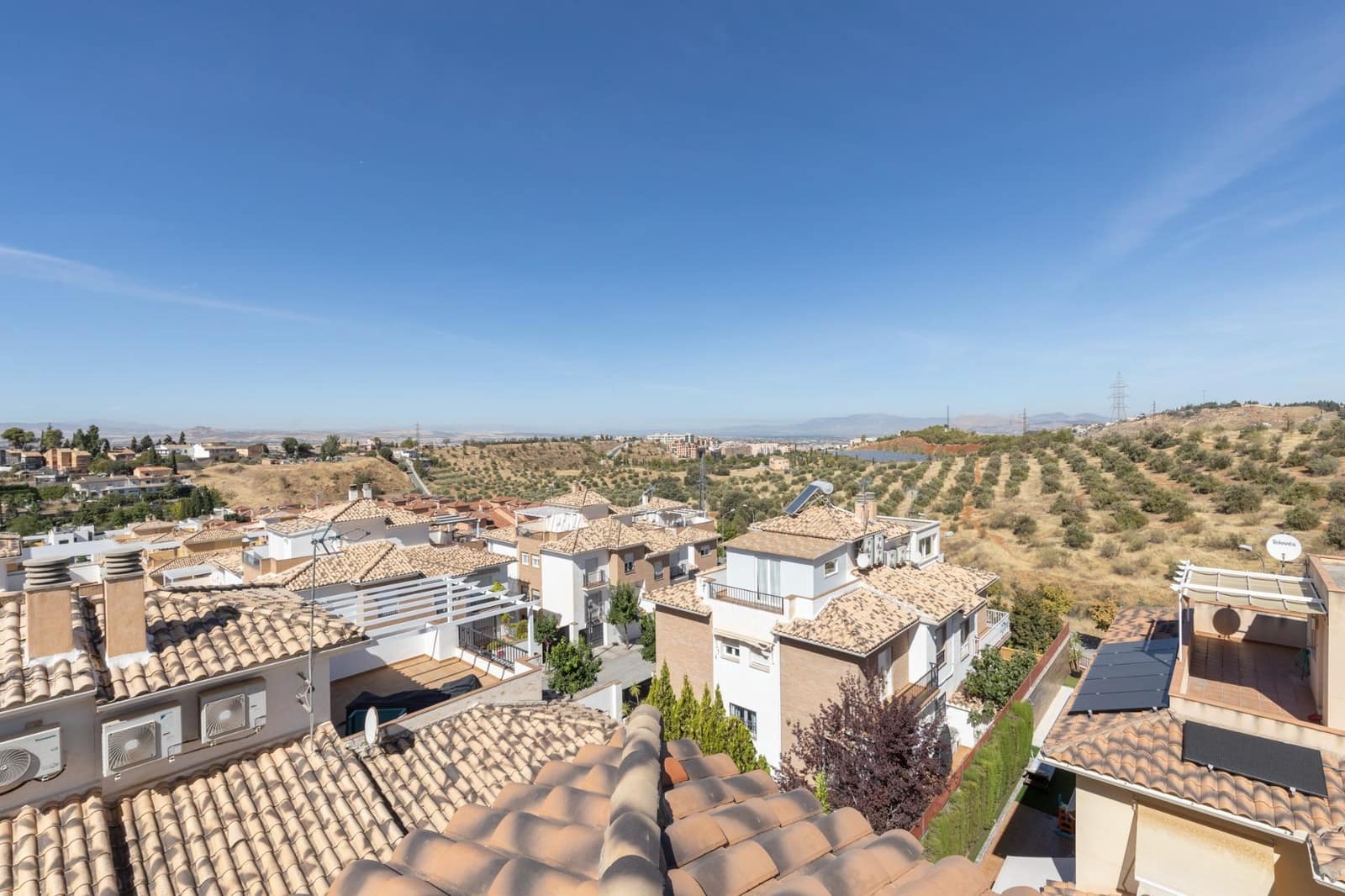 5 bedroom Semi-detached Villa for sale in Huetor Vega with garage - € 340,000 (Ref: 9427186)