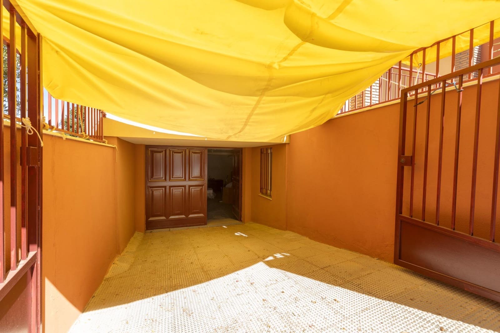 5 bedroom Semi-detached Villa for sale in Huetor Vega with garage - € 340,000 (Ref: 9427186)