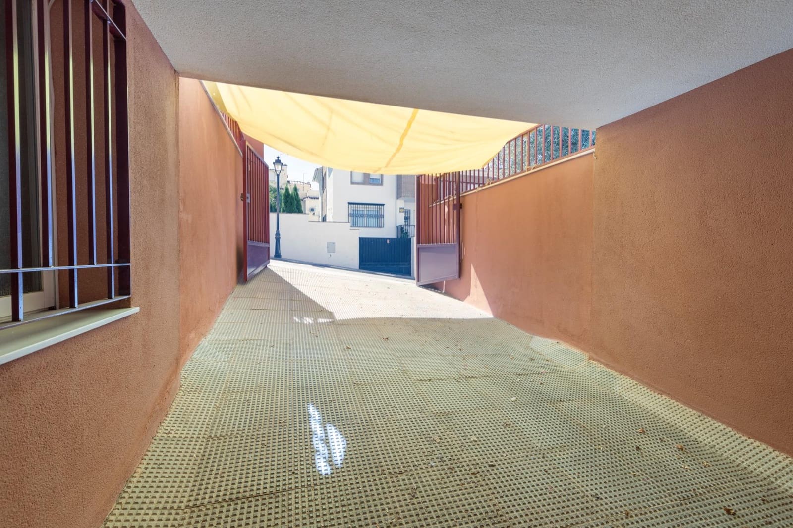 5 bedroom Semi-detached Villa for sale in Huetor Vega with garage - € 340,000 (Ref: 9427186)