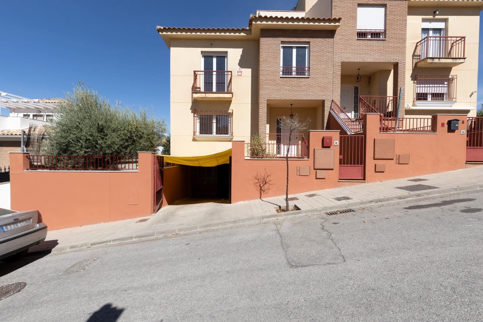 5 bedroom Semi-detached Villa for sale in Huetor Vega with garage - € 340,000 (Ref: 9427186)