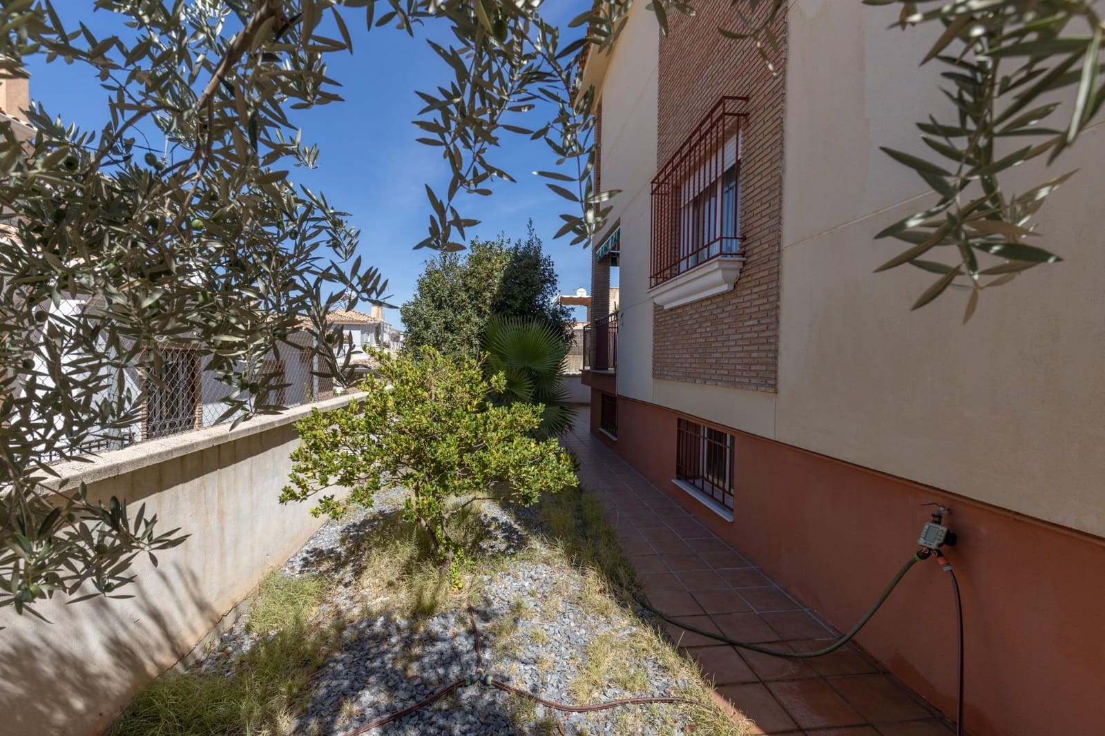 5 bedroom Semi-detached Villa for sale in Huetor Vega with garage - € 340,000 (Ref: 9427186)